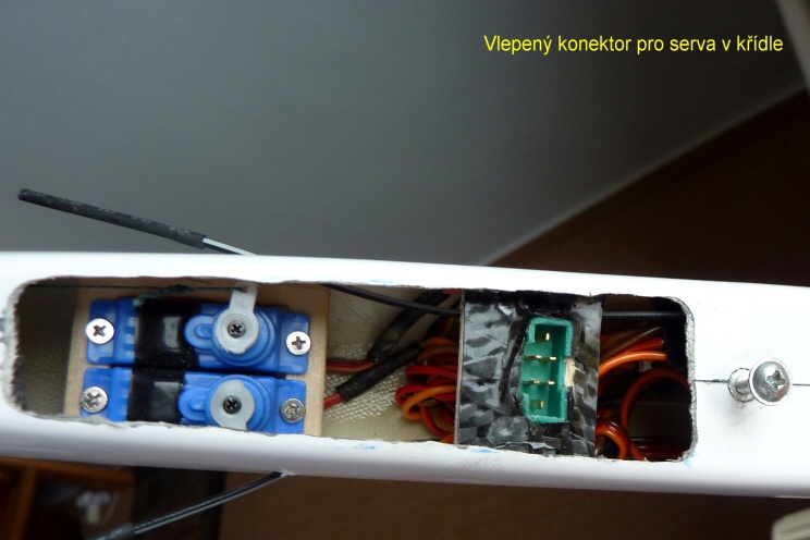 Konektor v trupu