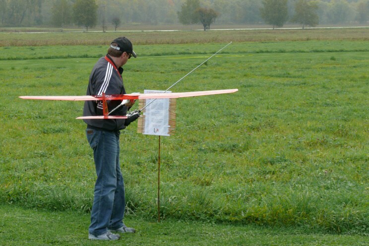Před startem si každý pilot bere kolíček, tady Ivan Havlík!