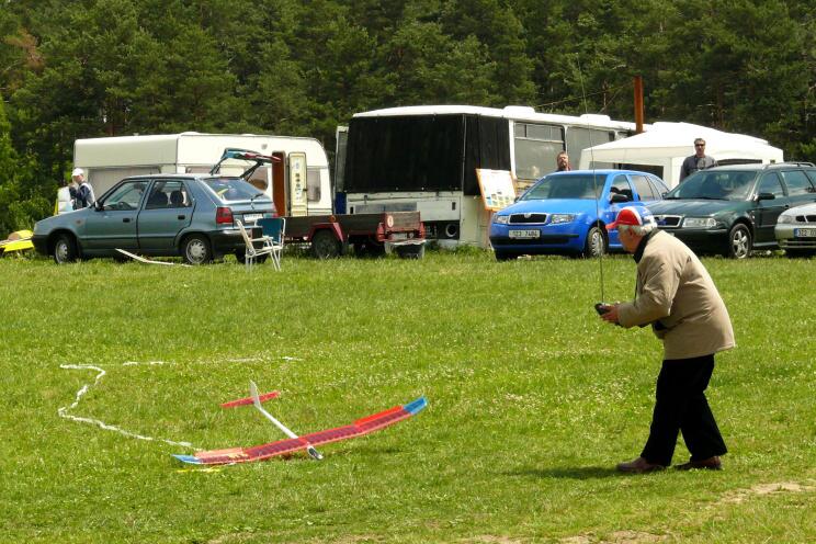 Přistává vítěz plechovek, Josef Kalčák!